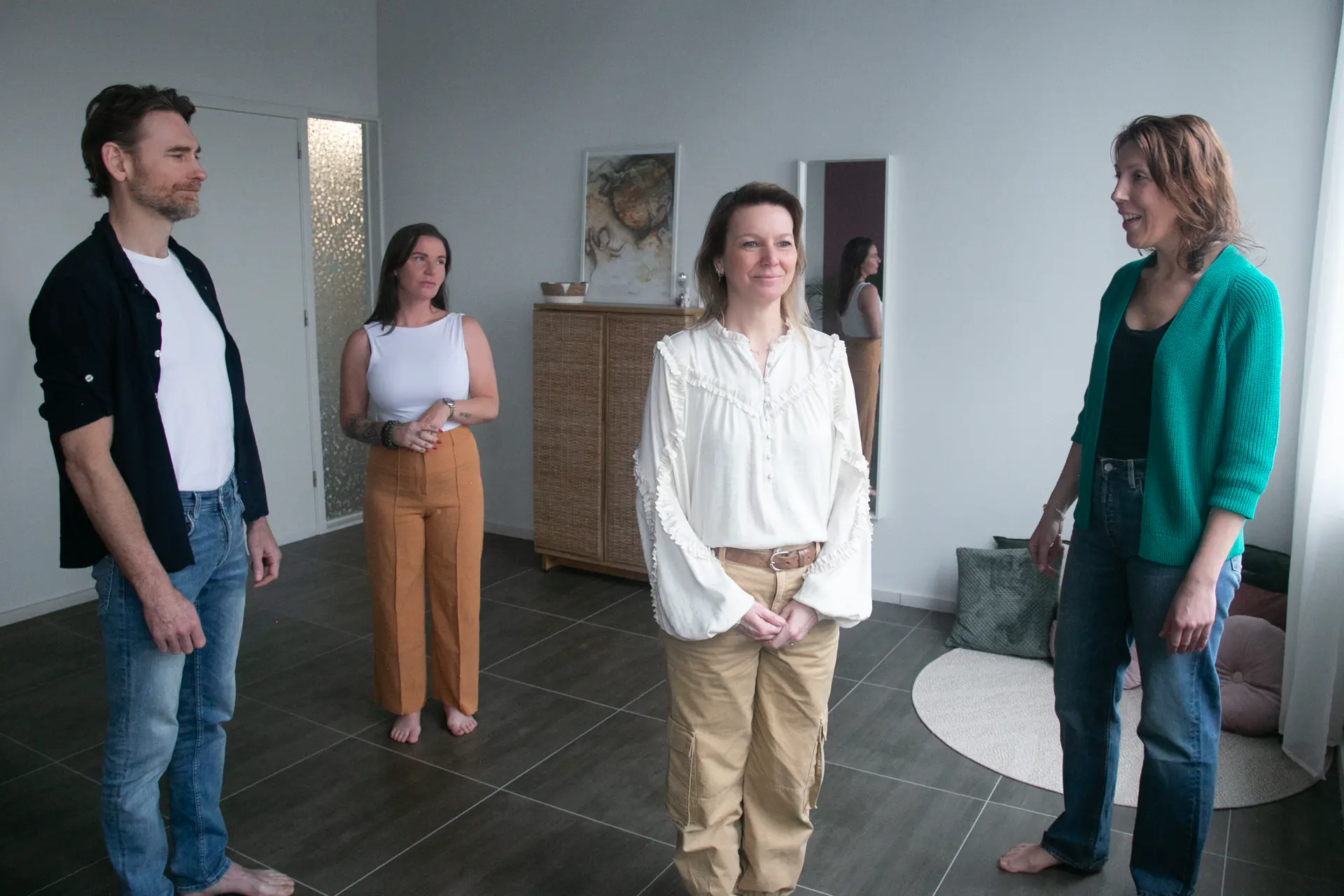 Drie deelnemers aan een systemische opstelling begeleid door Miranda van der Ende, gericht op het doorbreken van patronen﻿