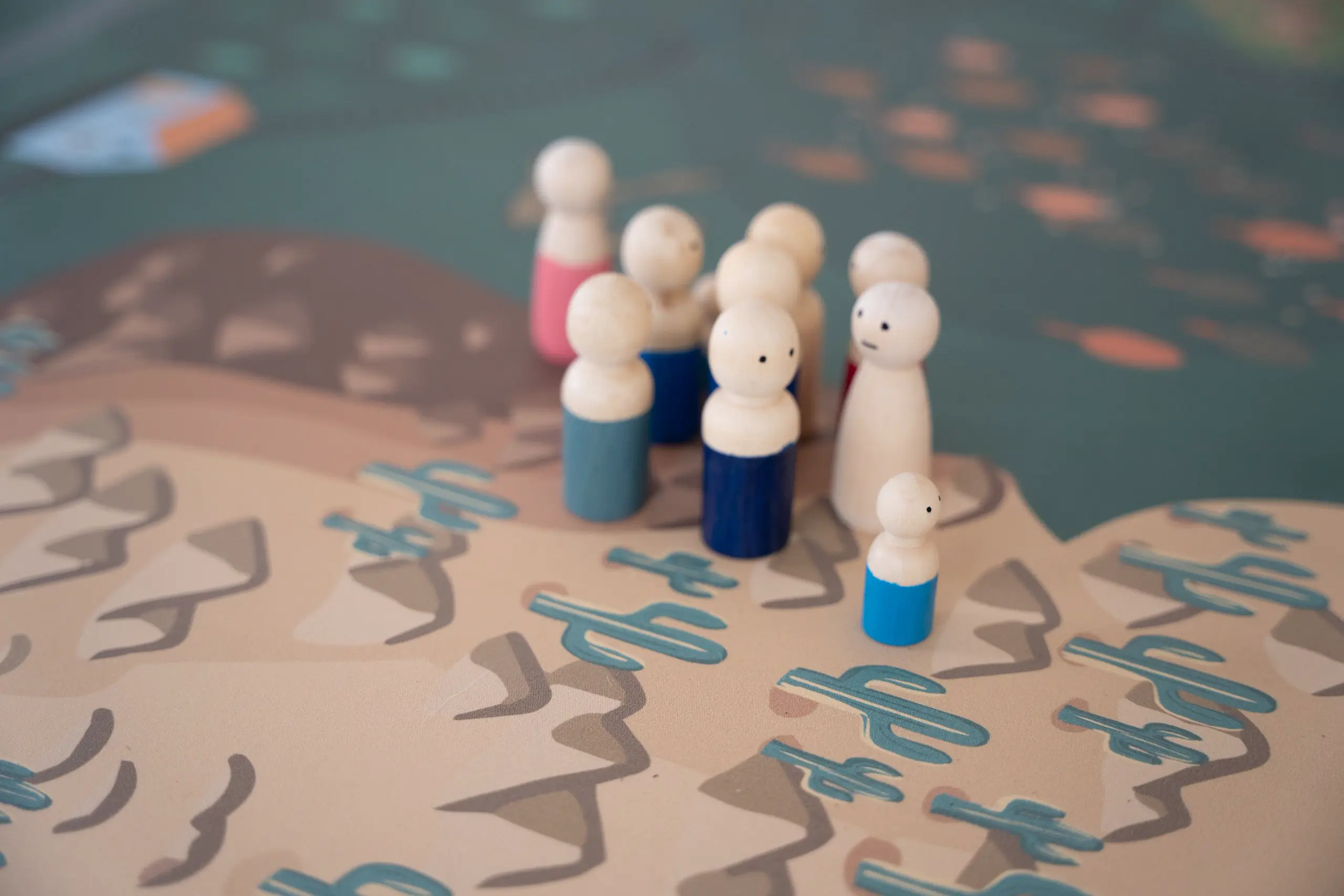 Houten poppetjes voor een tafelopstelling gebruikt in systemisch werk en coaching﻿. Miranda van der Ende verzorgt deze opstellingen in de buurt van Rotterdam